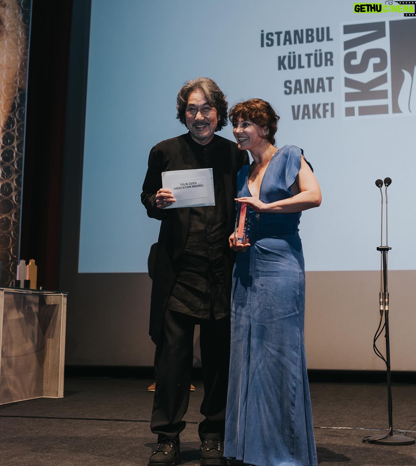 Tülin Özen Instagram - Atlas, Kadıköy, Nişantaşı, Uşak, İzmir, Ankara, Bostancı, Kars… Gittiğimiz her yerde bizi yalnız bırakmayan seyircimize teşekkür ederiz. Film artık size emanet. Tereddüt Çizgisi bu hafta da sinemalarda!