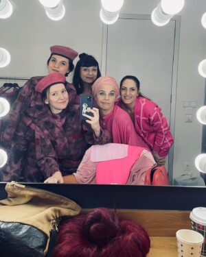 Tülin Özen Instagram - Aynadan camdan /2 hediyelerim 💐: @bilgesuakin @defnekoldas @zeyneppcotelioglu  @derya.schahan 🧢: @aylingungorphotography ❤️