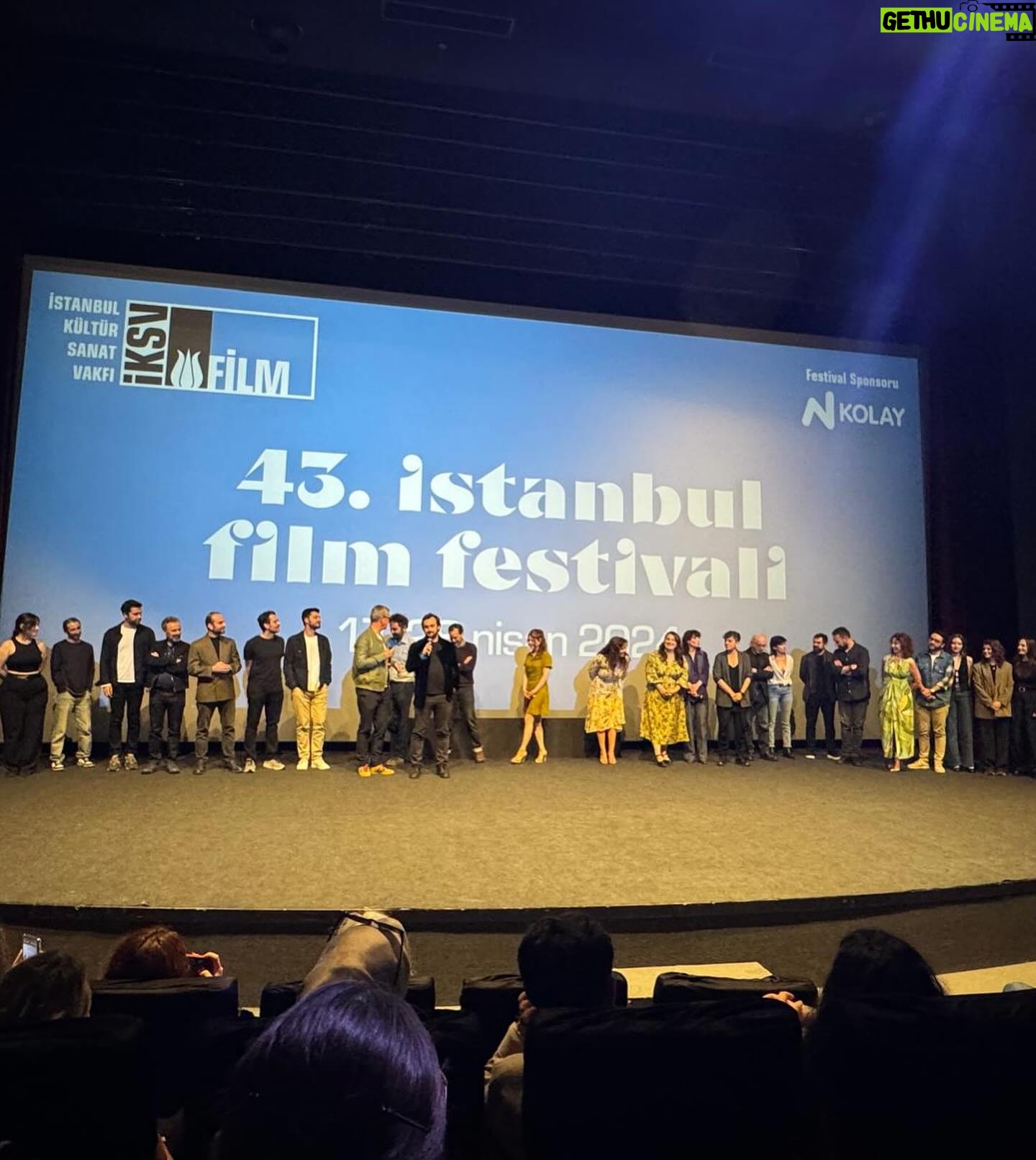 Tülin Özen Instagram - Atlas, Kadıköy, Nişantaşı, Uşak, İzmir, Ankara, Bostancı, Kars… Gittiğimiz her yerde bizi yalnız bırakmayan seyircimize teşekkür ederiz. Film artık size emanet. Tereddüt Çizgisi bu hafta da sinemalarda!