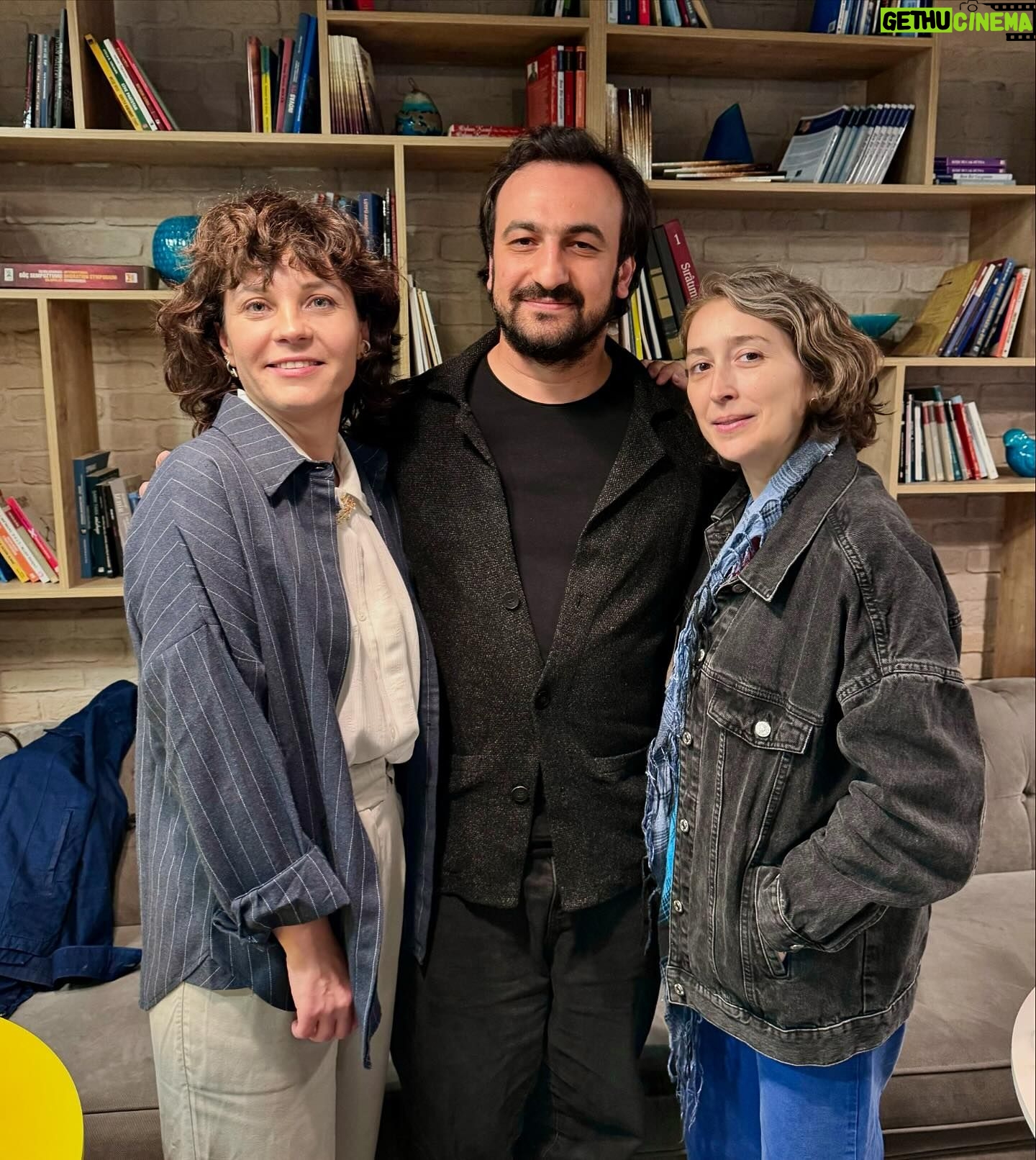 Tülin Özen Instagram - Atlas, Kadıköy, Nişantaşı, Uşak, İzmir, Ankara, Bostancı, Kars… Gittiğimiz her yerde bizi yalnız bırakmayan seyircimize teşekkür ederiz. Film artık size emanet. Tereddüt Çizgisi bu hafta da sinemalarda!
