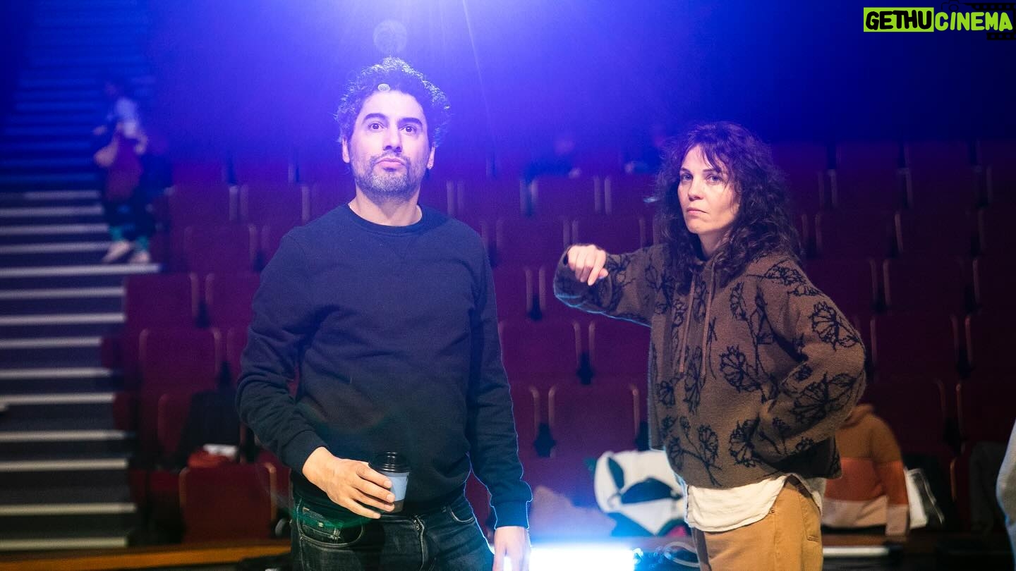 Tülin Özen Instagram - Seyirci öncesi, koltuklar boşken bizler 🤪🥳🤔😵💫😮💨🫨🧐🤕💥 foto: @genceryurttas @bahcegalata @tansubiceratolye @saimguveloglu @hilalpol @zeyneppcotelioglu @bilgesuakin @derya.schahan @alialiketrisali @atgns @defnekoldas @riyanatufanova @deryaozsoy__