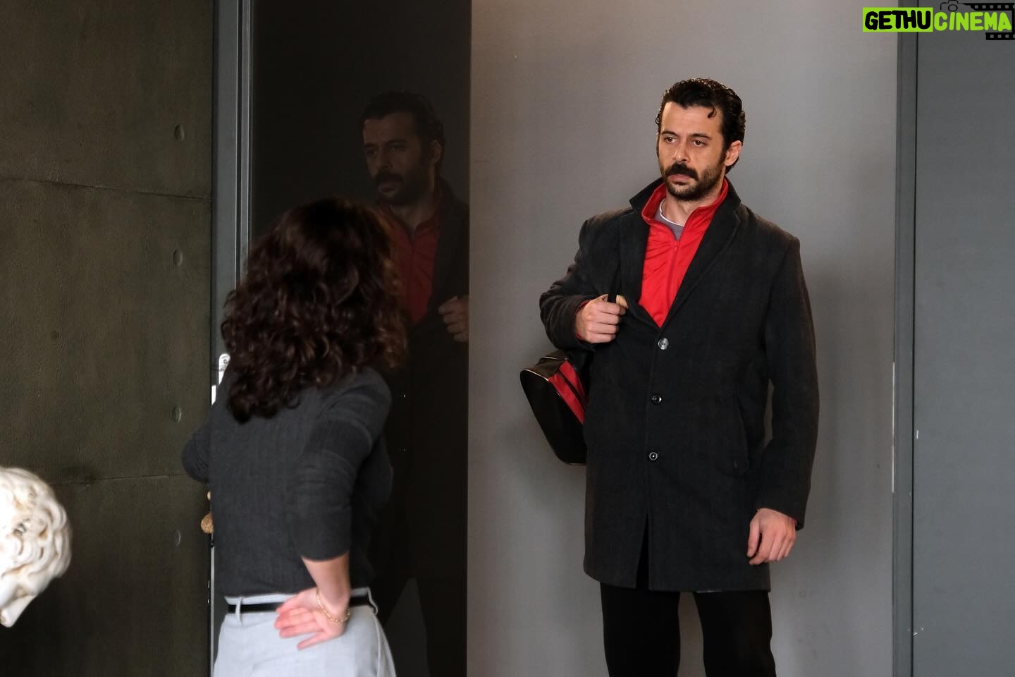 Tülin Özen Instagram - Kara 5. Bölüm 💕KAPIDAKİLER/ KOLTUKTAKİLER💕 @ilkerkaleli @furkankalabalik @demircankacell hepinize surat ediyormuşum gibi gibi fotolarda (gerçi bakınca ‘siz de haketmişsiniz belli ki’ diyorum😏), oysa kapıda gördükçe içim🦋🦃🦚🦖🐒🍄🪸 böyle böyle oldu, oluyor, olacak…