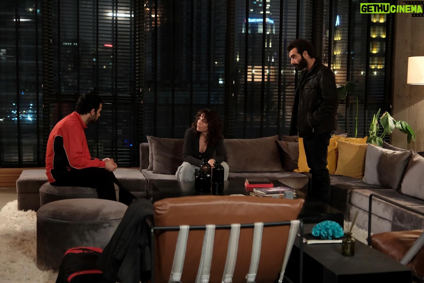 Tülin Özen Instagram - Kara 5. Bölüm 💕KAPIDAKİLER/ KOLTUKTAKİLER💕 @ilkerkaleli @furkankalabalik @demircankacell hepinize surat ediyormuşum gibi gibi fotolarda (gerçi bakınca ‘siz de haketmişsiniz belli ki’ diyorum😏), oysa kapıda gördükçe içim🦋🦃🦚🦖🐒🍄🪸 böyle böyle oldu, oluyor, olacak…