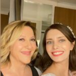 Tülin Yazkan Instagram - Veda. Biraz yazacağım izninizle.. Düşük çözünürlüklü ilk fotoğraf setin ilk günlerinden.. :) Setim bitmiş; anlatmaktan gurur duyduğum bir hikayenin içindeyim, içime sinen sahneler çekmiş, huzurla evime gidiyorum. Bu güzel hissim her daim devam etti. Kadının gücünü, her ne olursa olsun her daim bir arada olan aileyi ve daha pek çok güzel şeyi anlatmaya çalıştığımız bu işin içinde olmaktan sonuna kadar gurur duydum. Bu güçlü hikayeyi yazan kıymetli senaristlerimiz @sedacalisir @toprak_karaoglu @halilersan3 a yönetmenlerimiz @yusufpirhasan #volkankeskin ve @elifeakarsu ya, yapımcımız @asenabulbuloglu na, tüm oyuncu arkadaşlarıma, teknik ekibimize, sanat, makyaj, kostüm ekiplerimize, uykumuz gelince kahve yapan Mehmet abiye.. Herkese, herkese çok teşekkür ederim. Ve siz yanımızda olduğunuzu hissettiren seyircimiz, iyi ki siz! İyi ki biz! Yeni hikayeler anlatana kadar şimdilik hoşçakalın. Sevgiler! 🤍 @evlilikhkhersey @mfyapimtv @foxturkiye