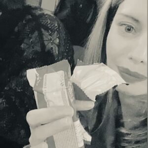 Tülin Yazkan Instagram - Ümit Köksal hakkında bazı şeyler diyebilir miyiz? Bu akşam yayınlanacak bölüm için heyecanlıyım! Tüm zarif yorumlarınız için teşekkür ederim! 🌻

Bu akşam! 20.00’de @foxturkiye de buluşalım! Sevgiler! 🤍 
@medyapimresmi @1perimasalidizi 

P.s üçüncü görselde aynı anda çılgınca iki çikolata yemeye çalışıyorum evet kusura bakmayın lütfen, enerji gerekiyor. 🐣