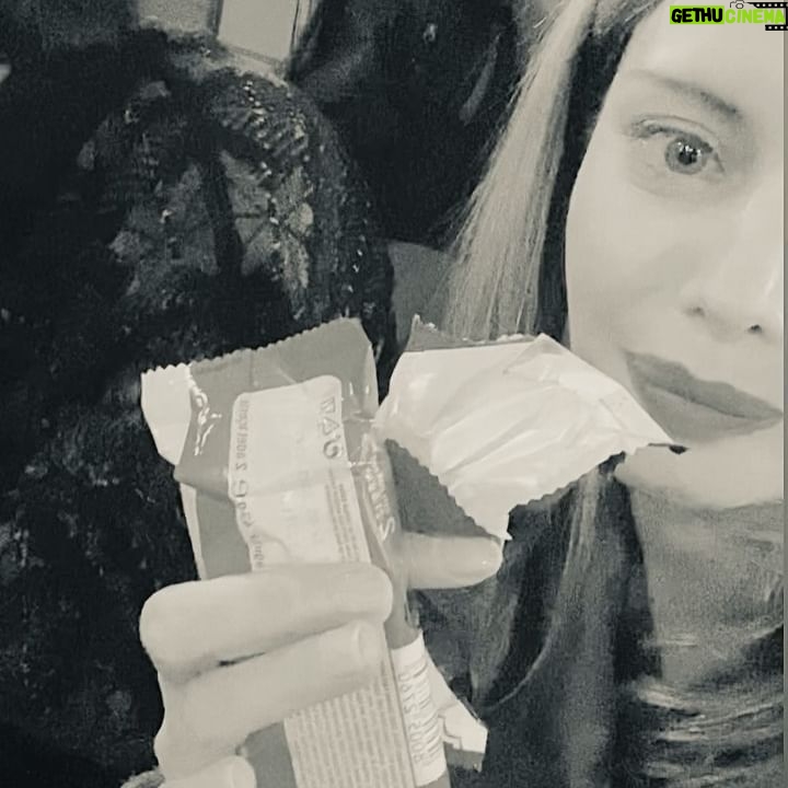 Tülin Yazkan - 8.9K Likes - Ümit Köksal hakkında bazı şeyler diyebilir miyiz? Bu akşam yayınlanacak bölüm için heyecanlıyım! Tüm zarif yorumlarınız için teşekkür ederim! 🌻
Bu akşam! 20.00’de @foxturkiye de buluşalım! Sevgiler! 🤍
@medyapimresmi @1perimasalidizi
P.s üçüncü görselde aynı anda çılgınca iki çikolata yemeye çalışıyorum evet kusura bakmayın lütfen, enerji gerekiyor. 🐣