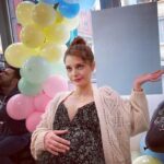 Tülin Yazkan Instagram - Veda. Biraz yazacağım izninizle.. Düşük çözünürlüklü ilk fotoğraf setin ilk günlerinden.. :) Setim bitmiş; anlatmaktan gurur duyduğum bir hikayenin içindeyim, içime sinen sahneler çekmiş, huzurla evime gidiyorum. Bu güzel hissim her daim devam etti. Kadının gücünü, her ne olursa olsun her daim bir arada olan aileyi ve daha pek çok güzel şeyi anlatmaya çalıştığımız bu işin içinde olmaktan sonuna kadar gurur duydum. Bu güçlü hikayeyi yazan kıymetli senaristlerimiz @sedacalisir @toprak_karaoglu @halilersan3 a yönetmenlerimiz @yusufpirhasan #volkankeskin ve @elifeakarsu ya, yapımcımız @asenabulbuloglu na, tüm oyuncu arkadaşlarıma, teknik ekibimize, sanat, makyaj, kostüm ekiplerimize, uykumuz gelince kahve yapan Mehmet abiye.. Herkese, herkese çok teşekkür ederim. Ve siz yanımızda olduğunuzu hissettiren seyircimiz, iyi ki siz! İyi ki biz! Yeni hikayeler anlatana kadar şimdilik hoşçakalın. Sevgiler! 🤍 @evlilikhkhersey @mfyapimtv @foxturkiye