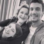 Tülin Yazkan Instagram - Veda. Biraz yazacağım izninizle.. Düşük çözünürlüklü ilk fotoğraf setin ilk günlerinden.. :) Setim bitmiş; anlatmaktan gurur duyduğum bir hikayenin içindeyim, içime sinen sahneler çekmiş, huzurla evime gidiyorum. Bu güzel hissim her daim devam etti. Kadının gücünü, her ne olursa olsun her daim bir arada olan aileyi ve daha pek çok güzel şeyi anlatmaya çalıştığımız bu işin içinde olmaktan sonuna kadar gurur duydum. Bu güçlü hikayeyi yazan kıymetli senaristlerimiz @sedacalisir @toprak_karaoglu @halilersan3 a yönetmenlerimiz @yusufpirhasan #volkankeskin ve @elifeakarsu ya, yapımcımız @asenabulbuloglu na, tüm oyuncu arkadaşlarıma, teknik ekibimize, sanat, makyaj, kostüm ekiplerimize, uykumuz gelince kahve yapan Mehmet abiye.. Herkese, herkese çok teşekkür ederim. Ve siz yanımızda olduğunuzu hissettiren seyircimiz, iyi ki siz! İyi ki biz! Yeni hikayeler anlatana kadar şimdilik hoşçakalın. Sevgiler! 🤍 @evlilikhkhersey @mfyapimtv @foxturkiye