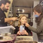 Tülin Yazkan Instagram - Ümit Köksal hakkında bazı şeyler diyebilir miyiz? Bu akşam yayınlanacak bölüm için heyecanlıyım! Tüm zarif yorumlarınız için teşekkür ederim! 🌻 Bu akşam! 20.00’de @foxturkiye de buluşalım! Sevgiler! 🤍 @medyapimresmi @1perimasalidizi P.s üçüncü görselde aynı anda çılgınca iki çikolata yemeye çalışıyorum evet kusura bakmayın lütfen, enerji gerekiyor. 🐣