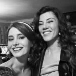 Tülin Yazkan Instagram - Veda. Biraz yazacağım izninizle.. Düşük çözünürlüklü ilk fotoğraf setin ilk günlerinden.. :) Setim bitmiş; anlatmaktan gurur duyduğum bir hikayenin içindeyim, içime sinen sahneler çekmiş, huzurla evime gidiyorum. Bu güzel hissim her daim devam etti. Kadının gücünü, her ne olursa olsun her daim bir arada olan aileyi ve daha pek çok güzel şeyi anlatmaya çalıştığımız bu işin içinde olmaktan sonuna kadar gurur duydum. Bu güçlü hikayeyi yazan kıymetli senaristlerimiz @sedacalisir @toprak_karaoglu @halilersan3 a yönetmenlerimiz @yusufpirhasan #volkankeskin ve @elifeakarsu ya, yapımcımız @asenabulbuloglu na, tüm oyuncu arkadaşlarıma, teknik ekibimize, sanat, makyaj, kostüm ekiplerimize, uykumuz gelince kahve yapan Mehmet abiye.. Herkese, herkese çok teşekkür ederim. Ve siz yanımızda olduğunuzu hissettiren seyircimiz, iyi ki siz! İyi ki biz! Yeni hikayeler anlatana kadar şimdilik hoşçakalın. Sevgiler! 🤍 @evlilikhkhersey @mfyapimtv @foxturkiye
