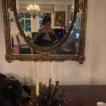 Tülin Yazkan Instagram - Veda. Biraz yazacağım izninizle.. Düşük çözünürlüklü ilk fotoğraf setin ilk günlerinden.. :) Setim bitmiş; anlatmaktan gurur duyduğum bir hikayenin içindeyim, içime sinen sahneler çekmiş, huzurla evime gidiyorum. Bu güzel hissim her daim devam etti. Kadının gücünü, her ne olursa olsun her daim bir arada olan aileyi ve daha pek çok güzel şeyi anlatmaya çalıştığımız bu işin içinde olmaktan sonuna kadar gurur duydum. Bu güçlü hikayeyi yazan kıymetli senaristlerimiz @sedacalisir @toprak_karaoglu @halilersan3 a yönetmenlerimiz @yusufpirhasan #volkankeskin ve @elifeakarsu ya, yapımcımız @asenabulbuloglu na, tüm oyuncu arkadaşlarıma, teknik ekibimize, sanat, makyaj, kostüm ekiplerimize, uykumuz gelince kahve yapan Mehmet abiye.. Herkese, herkese çok teşekkür ederim. Ve siz yanımızda olduğunuzu hissettiren seyircimiz, iyi ki siz! İyi ki biz! Yeni hikayeler anlatana kadar şimdilik hoşçakalın. Sevgiler! 🤍 @evlilikhkhersey @mfyapimtv @foxturkiye