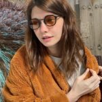 Tülin Yazkan Instagram - Şaka maka mental anlamda aşırı yorucu bir yaşın son saatlerindeyim. Neyse ya.. Kilometrelerce iyi müzik eşliğinde yürüyerek, saatlerce tavana bakarak, birçok paket jelibon ve kemik iliği suyuyla falan bi şekilde atlattık. Yogaya başladım bu arada, nefes vs.. Daha iyisine hazırız!🐥