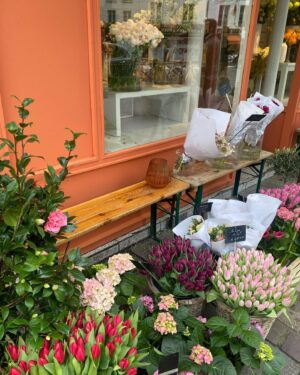 Tülin Yazkan Instagram - Fleurs, fruits frais, antiquités et bonheur! 😍🌷