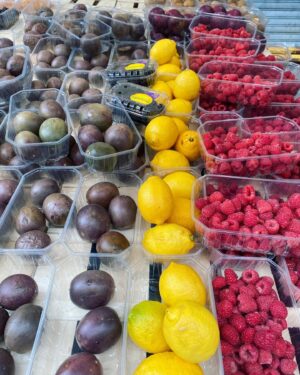 Tülin Yazkan Instagram - Fleurs, fruits frais, antiquités et bonheur! 😍🌷