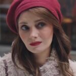Tülin Yazkan Instagram - Veda. Biraz yazacağım izninizle.. Düşük çözünürlüklü ilk fotoğraf setin ilk günlerinden.. :) Setim bitmiş; anlatmaktan gurur duyduğum bir hikayenin içindeyim, içime sinen sahneler çekmiş, huzurla evime gidiyorum. Bu güzel hissim her daim devam etti. Kadının gücünü, her ne olursa olsun her daim bir arada olan aileyi ve daha pek çok güzel şeyi anlatmaya çalıştığımız bu işin içinde olmaktan sonuna kadar gurur duydum. Bu güçlü hikayeyi yazan kıymetli senaristlerimiz @sedacalisir @toprak_karaoglu @halilersan3 a yönetmenlerimiz @yusufpirhasan #volkankeskin ve @elifeakarsu ya, yapımcımız @asenabulbuloglu na, tüm oyuncu arkadaşlarıma, teknik ekibimize, sanat, makyaj, kostüm ekiplerimize, uykumuz gelince kahve yapan Mehmet abiye.. Herkese, herkese çok teşekkür ederim. Ve siz yanımızda olduğunuzu hissettiren seyircimiz, iyi ki siz! İyi ki biz! Yeni hikayeler anlatana kadar şimdilik hoşçakalın. Sevgiler! 🤍 @evlilikhkhersey @mfyapimtv @foxturkiye