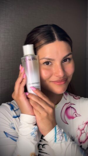 Tabitha Nauser Instagram - Want Photoshoot ready skin in no time at all? Try the NEW Clarifique Double Treatment Essence 🌟
It’s become a staple in my routine for its visible results in just 7 days!! 
4 levels of skin clarifying and 8x more hydration - this is a powerhouse for brighter, clearer skin! 

#lancomesg @lancomeofficial #lancomepartner #ClarifiqueEssence #lancomeskincare