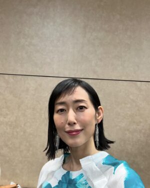 Tae Kimura Instagram - 。
映画、初日舞台挨拶。

主演の
佐々木蔵之介さんから

彼のご実家のお酒を
初日祝いに
いただきました。

#映画
#マイホームヒーロー
#divka
#la_chiave_jewelry
#dressunreve

素敵すぎて
飲むのが
もったいないなぁ。