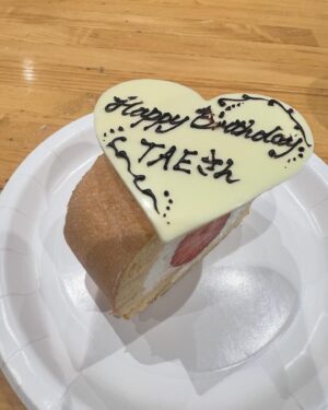 Tae Kimura Instagram - 。
ラジオのチームに
お誕生日を
お祝いして
いただきました。

#サウンドライブラリー
#大好き
#ロールケーキ

何度でも嬉しい。

何度でも言いたい。

ありがとう🌸
