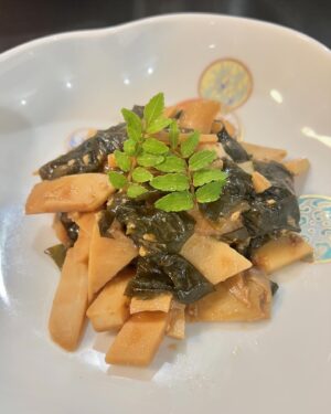 Tae Kimura Instagram - 。
自分や家族が
作って

本当に
たけのこ
料理

沢山
食べました。

#うちごはん

煮物は
醤油味、味噌味
豆板醤、オイスター味など。
青椒肉絲はもちろん
蕗のとうとたけのこのパスタや
ホタルイカたけのこご飯など
定番以外も。

旬のものを
食べる贅沢。

山の恵みに
感謝しながら。。

次は
何を
収穫できるかなぁ🍀