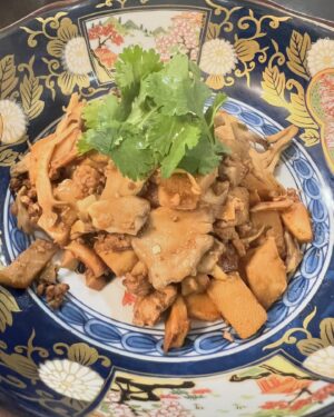 Tae Kimura Instagram - 。
自分や家族が
作って

本当に
たけのこ
料理

沢山
食べました。

#うちごはん

煮物は
醤油味、味噌味
豆板醤、オイスター味など。
青椒肉絲はもちろん
蕗のとうとたけのこのパスタや
ホタルイカたけのこご飯など
定番以外も。

旬のものを
食べる贅沢。

山の恵みに
感謝しながら。。

次は
何を
収穫できるかなぁ🍀