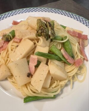Tae Kimura Instagram - 。
自分や家族が
作って

本当に
たけのこ
料理

沢山
食べました。

#うちごはん

煮物は
醤油味、味噌味
豆板醤、オイスター味など。
青椒肉絲はもちろん
蕗のとうとたけのこのパスタや
ホタルイカたけのこご飯など
定番以外も。

旬のものを
食べる贅沢。

山の恵みに
感謝しながら。。

次は
何を
収穫できるかなぁ🍀