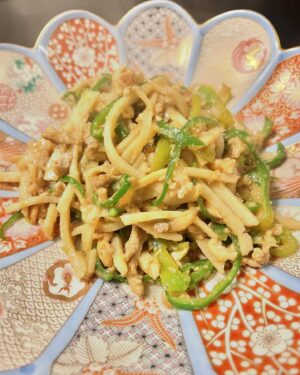 Tae Kimura Instagram - 。
自分や家族が
作って

本当に
たけのこ
料理

沢山
食べました。

#うちごはん

煮物は
醤油味、味噌味
豆板醤、オイスター味など。
青椒肉絲はもちろん
蕗のとうとたけのこのパスタや
ホタルイカたけのこご飯など
定番以外も。

旬のものを
食べる贅沢。

山の恵みに
感謝しながら。。

次は
何を
収穫できるかなぁ🍀