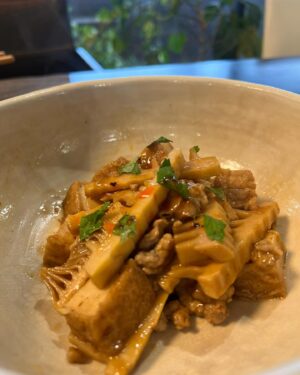 Tae Kimura Instagram - 。
自分や家族が
作って

本当に
たけのこ
料理

沢山
食べました。

#うちごはん

煮物は
醤油味、味噌味
豆板醤、オイスター味など。
青椒肉絲はもちろん
蕗のとうとたけのこのパスタや
ホタルイカたけのこご飯など
定番以外も。

旬のものを
食べる贅沢。

山の恵みに
感謝しながら。。

次は
何を
収穫できるかなぁ🍀