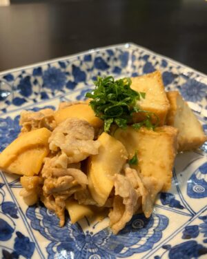 Tae Kimura Instagram - 。
自分や家族が
作って

本当に
たけのこ
料理

沢山
食べました。

#うちごはん

煮物は
醤油味、味噌味
豆板醤、オイスター味など。
青椒肉絲はもちろん
蕗のとうとたけのこのパスタや
ホタルイカたけのこご飯など
定番以外も。

旬のものを
食べる贅沢。

山の恵みに
感謝しながら。。

次は
何を
収穫できるかなぁ🍀