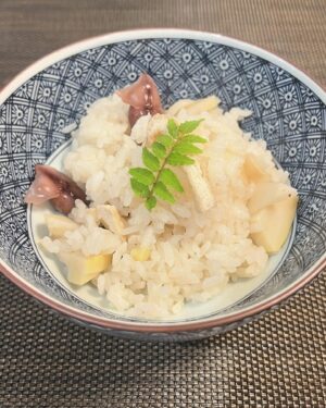 Tae Kimura Instagram - 。
自分や家族が
作って

本当に
たけのこ
料理

沢山
食べました。

#うちごはん

煮物は
醤油味、味噌味
豆板醤、オイスター味など。
青椒肉絲はもちろん
蕗のとうとたけのこのパスタや
ホタルイカたけのこご飯など
定番以外も。

旬のものを
食べる贅沢。

山の恵みに
感謝しながら。。

次は
何を
収穫できるかなぁ🍀