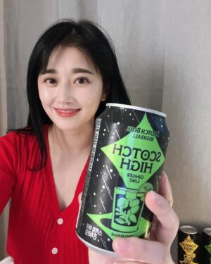 Taemi Instagram - #광고 진짜를  하이-라이트하다. 스카치하이🥃
 
가볍게 부담 없이 스카치하이로 오늘 하루 마무리~
 
스카치하이는 위스키 원액 100% 최적의 블랜딩으로 균형 잡힌 풍미를 즐기 수 있으며
적절한 도수7도로 강한 탄산과 상쾌한 맛을 느낄 수 있어요!!  또 !! 제로 슈거로 부담 없다는 사실!! 🤩
스카치하이는 레몬과 진저라임 맛이 있는데
레몬은 레몬의 향과 상큼 깔끔함이 잘 느껴지는 맛이고
진저라임은 달콤함과 무게감이 있는 맛이었어요!!
전 둘다 맛있더라고요😍
 
제품 캔 라벨에 주류가 ‘위스키원액(영국산)’만 써져 있는 것은 주정 등 소주 베이스 없이 스코틀랜드 위스키 원액을 100% 사용하여 만들었기에 기재가 가능해요!
 
스카치하이는 전국 편의점, 대형마트에서 쉽게 만나보실 수 있으니
다들 스카치하이 하세요💛
 
*지나친 음주는 뇌줄중, 기억력 손상이나 치매를 유발합니다. 임신 중 음주는 기형아 출생 위험을 높입니다.
 
#스카치하이 #스카치블루 #하이볼 #위스키하이볼 #위스키 #홈텐딩 #홈술 #홈바