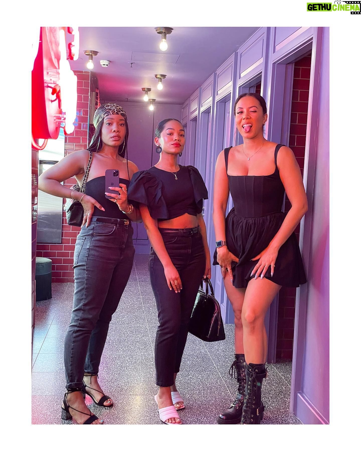 Tahirah Sharif - 3 Likes - Gyal ah wear black 🖤
•
(well almost.. I guess I kinda messed up the whole aesthetic with my lil white shoes, but the all black attire wasn’t planned, soooo.. 🤷🏽♀️)
•
•
•
#tbt
#london
#allblack
#gyaldem
#cute
#style
#pose
#toiletselfie