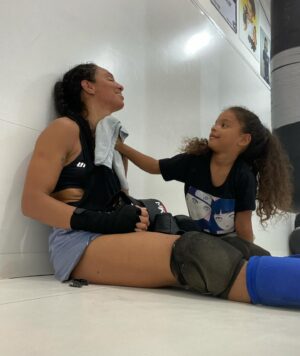 Taila Santos Instagram - “CADA DIA QUE VOCÊ NÃO DESISTE 
  É UM DIA QUE VOCÊ VENCE! “
 ———————🏆——————-
Quando o sol brilhar nós brilharemos juntas!@glorinha_model minha melhor versão ❤️

@pedro_disciplina33 🖤
#treino #foco #pflmma #pfl #mma
#luta #mentalidade #treining #amor