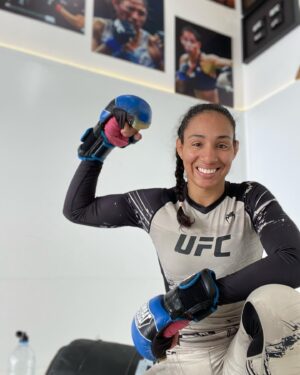 Taila Santos Instagram - “Loucura é querer resultados diferentes fazendo tudo igual.”
-Albert Einstein 

#TEAMTAILASANTOS🇧🇷
#disciplina #mma #ufc
#ufcbrasil #treino #foco
#resiliencia #motivação 
#Deusnocontrole

🎯 @33thc @adonirandosantos