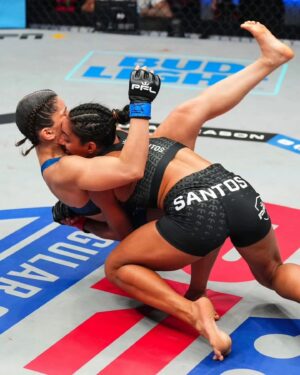 Taila Santos Instagram - “Não tenha medo da mudança. Ela assusta, mas pode ser a chave daquela porta que você tanto deseja abrir.”☝🏽🎯
@pflmma #TEAMTAILASANTOS 
#MMA #PFL #VITORIA #DEUSNOCOMANDO