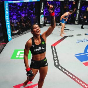 Taila Santos Instagram - ☝🏽O senhor já te avistou,
 Já te conhece pelo nome.
 E ele mesmo vai te levar até a linha de chegada.
 Ele está garantido que sua jornada vai chegar a  bom termo.  O GLÓRIAAA 

#DEUS #PFL #MMAFEMININO #LUTA
#TEAMTAILASANTOS