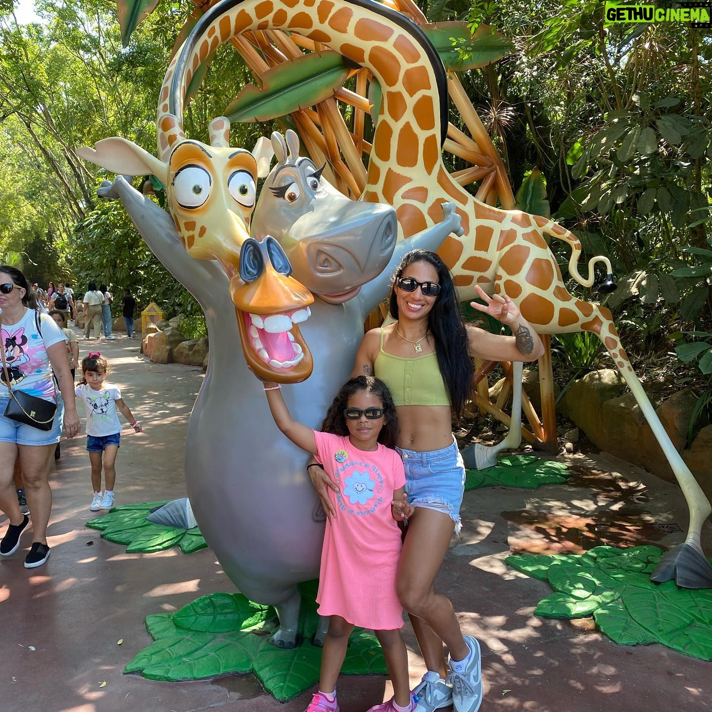 Taila Santos Instagram - Dia mais que especial com meus amores 🥳🎡 @pedro_disciplina33 @glorinha_model