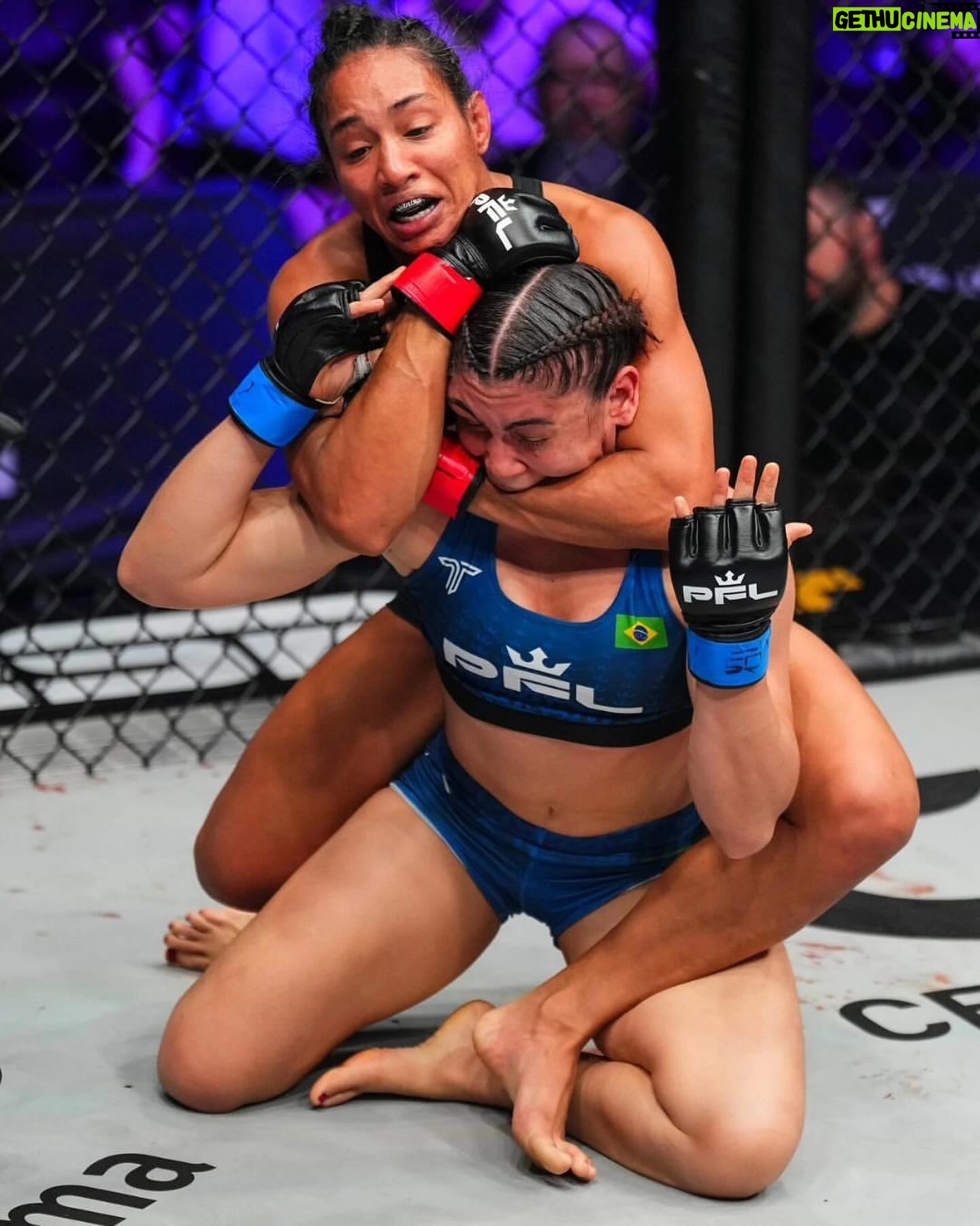 Taila Santos - 3.3K Likes - “Não tenha medo da mudança. Ela assusta, mas pode ser a chave daquela porta que você tanto deseja abrir.”☝🏽🎯
@pflmma #TEAMTAILASANTOS
#MMA #PFL #VITORIA #DEUSNOCOMANDO