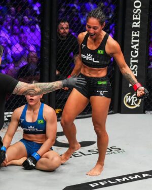 Taila Santos Instagram - “Não tenha medo da mudança. Ela assusta, mas pode ser a chave daquela porta que você tanto deseja abrir.”☝🏽🎯
@pflmma #TEAMTAILASANTOS 
#MMA #PFL #VITORIA #DEUSNOCOMANDO