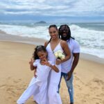 Taila Santos Instagram – “𝘖 𝘦𝘴𝘴𝘦𝘯𝘤𝘪𝘢𝘭 é 𝘪𝘯𝘷𝘪𝘴í𝘷𝘦𝘭 𝘢𝘰𝘴 𝘰𝘭𝘩𝘰𝘴” 
𝐸 𝘩𝘰𝘫𝘦 𝘢𝘴 𝘱𝘰𝘳𝘵𝘢𝘴 𝘥𝘰 𝘶𝘯𝘪𝘷𝘦𝘳𝘴𝘰 𝘴𝘦 𝘢𝘣𝘳𝘦𝘮 𝘱𝘢𝘳𝘢 𝘯ó𝘴.
 —————-✨—————
Que nossa vida seja um canteiro de oportunidades.
O maior de todos os sonhos é ser feliz,
e ser feliz não é ser perfeito,
Mas usar nossas lágrimas para irrigar a tolerância,
usar nossas falhas para corrigir as rotas, 
Usar a garra para correr atrás dos projetos.
 E quando errar o caminho, não desista.
Dê sempre uma nova chance a si e aos outros.

SER FELIZ É APLAUDIR A VIDA MESMO DIANTE DAS VAIS. 
——————————✨
@jonelisesoares 
@adonirandosantos 
@paulojoalheirofloripa 
@studionanabraids