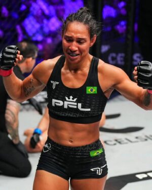 Taila Santos Instagram - “Não tenha medo da mudança. Ela assusta, mas pode ser a chave daquela porta que você tanto deseja abrir.”☝🏽🎯
@pflmma #TEAMTAILASANTOS 
#MMA #PFL #VITORIA #DEUSNOCOMANDO