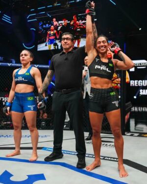 Taila Santos Instagram - “Não tenha medo da mudança. Ela assusta, mas pode ser a chave daquela porta que você tanto deseja abrir.”☝🏽🎯
@pflmma #TEAMTAILASANTOS 
#MMA #PFL #VITORIA #DEUSNOCOMANDO