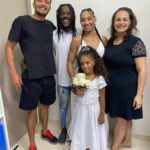Taila Santos Instagram – “𝘖 𝘦𝘴𝘴𝘦𝘯𝘤𝘪𝘢𝘭 é 𝘪𝘯𝘷𝘪𝘴í𝘷𝘦𝘭 𝘢𝘰𝘴 𝘰𝘭𝘩𝘰𝘴” 
𝐸 𝘩𝘰𝘫𝘦 𝘢𝘴 𝘱𝘰𝘳𝘵𝘢𝘴 𝘥𝘰 𝘶𝘯𝘪𝘷𝘦𝘳𝘴𝘰 𝘴𝘦 𝘢𝘣𝘳𝘦𝘮 𝘱𝘢𝘳𝘢 𝘯ó𝘴.
 —————-✨—————
Que nossa vida seja um canteiro de oportunidades.
O maior de todos os sonhos é ser feliz,
e ser feliz não é ser perfeito,
Mas usar nossas lágrimas para irrigar a tolerância,
usar nossas falhas para corrigir as rotas, 
Usar a garra para correr atrás dos projetos.
 E quando errar o caminho, não desista.
Dê sempre uma nova chance a si e aos outros.

SER FELIZ É APLAUDIR A VIDA MESMO DIANTE DAS VAIS. 
——————————✨
@jonelisesoares 
@adonirandosantos 
@paulojoalheirofloripa 
@studionanabraids