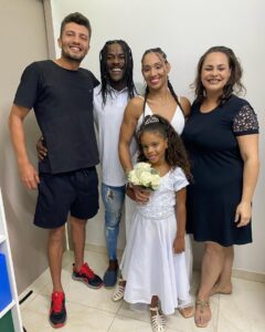 Taila Santos Instagram - “𝘖 𝘦𝘴𝘴𝘦𝘯𝘤𝘪𝘢𝘭 é 𝘪𝘯𝘷𝘪𝘴í𝘷𝘦𝘭 𝘢𝘰𝘴 𝘰𝘭𝘩𝘰𝘴” 𝐸 𝘩𝘰𝘫𝘦 𝘢𝘴 𝘱𝘰𝘳𝘵𝘢𝘴 𝘥𝘰 𝘶𝘯𝘪𝘷𝘦𝘳𝘴𝘰 𝘴𝘦 𝘢𝘣𝘳𝘦𝘮 𝘱𝘢𝘳𝘢 𝘯ó𝘴. —————-✨————— Que nossa vida seja um canteiro de oportunidades. O maior de todos os sonhos é ser feliz, e ser feliz não é ser perfeito, Mas usar nossas lágrimas para irrigar a tolerância, usar nossas falhas para corrigir as rotas, Usar a garra para correr atrás dos projetos. E quando errar o caminho, não desista. Dê sempre uma nova chance a si e aos outros. SER FELIZ É APLAUDIR A VIDA MESMO DIANTE DAS VAIS. ——————————✨ @jonelisesoares @adonirandosantos @paulojoalheirofloripa @studionanabraids