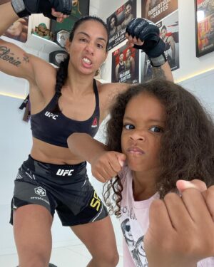 Taila Santos Instagram - Mais braba que eu, só a @glorinha.2017! 
Vai encarar?😡

@ufc_brasil @combate 
#teamtailasantos🇧🇷
 #mma #ufcbrasil
 #ufc #treining #brabas