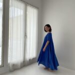 Takako Tokiwa Instagram - 昨日の撮影 自然光の光がやさしくきれい 私服の青が映える。 初夏。 ことしは梅雨…あるかしら。 ヘアメイクの赤松さんはいつも、ひびのこづえさんデザインのSuzu タオルで珠洲を応援してくれている。 昨日は2人でSUZU タオル♫ 珠洲で、ひびのこづえさんのダンス公演を観にいったときに、一緒に買ったSUZUタオル。 このタオルは令和6年1月1日に発生した「令和6年能登半島地震」を受け、経費を除いた利益の全額を被災地に寄付されます。また一部は、ひびのこづえさんのダンスパフォーマンスの資金としても使われます。