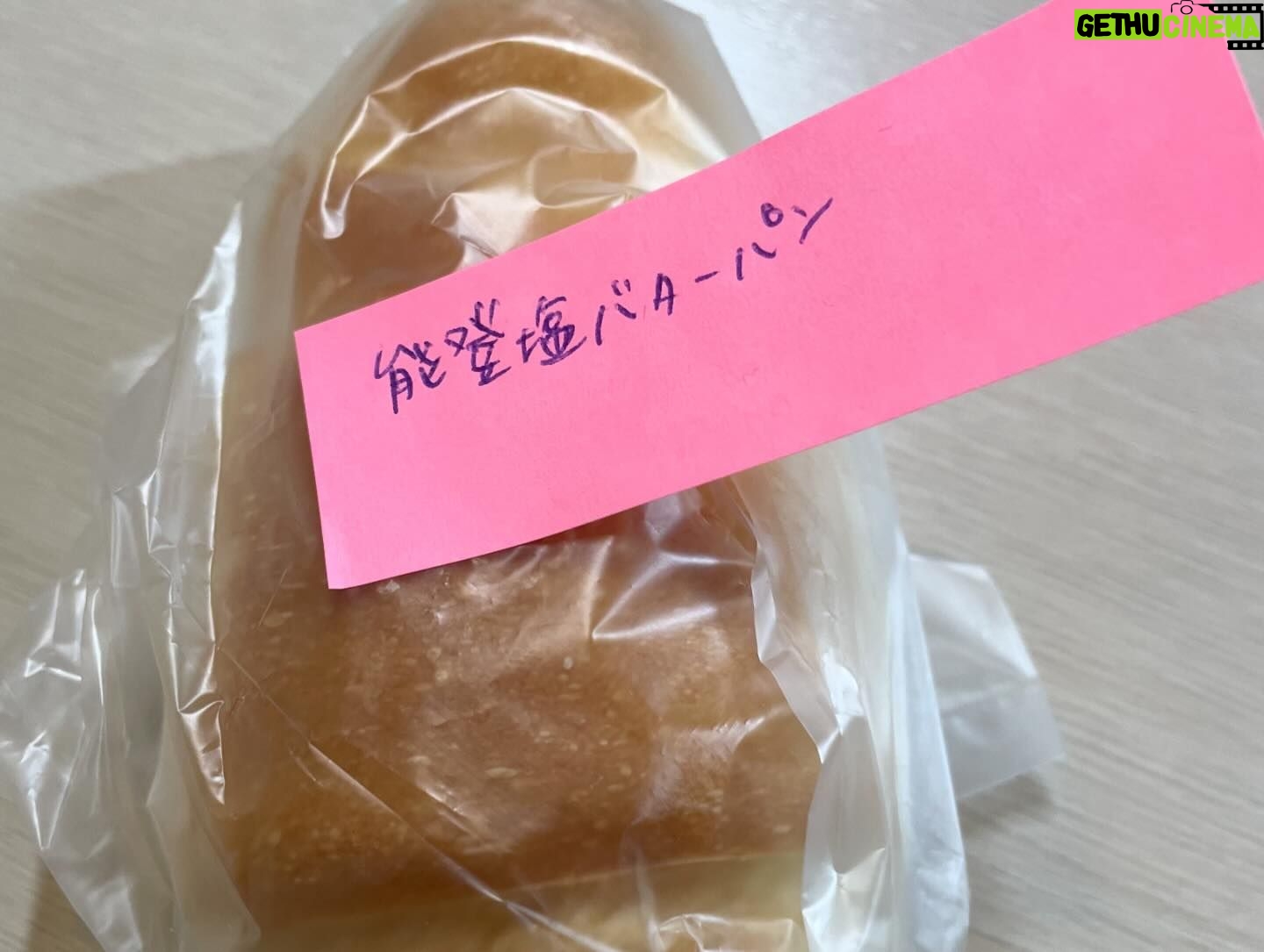 Takako Tokiwa Instagram - 本日放送 『笑神様は突然に…2024春SP』 (日本テレビ系 午後7時58分~9時54分) 鉄道BIG4との嬉しい鉄旅2回目😭✨ 北陸新幹線延伸前の貴重な体験をさせていただきました。 今回も鉄道BIG4の皆様の、鉄道への愛に…笑いっぱなし🤣💦 笑い過ぎて…疲れ果てた(笑) #笑神様は突然に2時間スペシャル #鉄道big4 #北陸新幹線延伸 #おめでとう🎉 #このロケ #自由に写真撮らせてくれる から #めっちゃ嬉しい #6枚目 #何を撮ってるかと言いますと… #貨物列車 !!らぶ💕 #延伸したら #念願の恐竜博物館 行きたい 😍✨ #ロケの朝 #朝早くからのスタンバイに #スタッフさんが用意してくださった朝食は … #能登の塩を使った 塩パン #能登の牡蠣むすび #能登愛 #素敵な朝食をありがとう😊 #14枚目 #ライトが消えている北陸線・七尾線のサイン #でも ! #4月6日全線再開!! #おめでとう㊗️ #ラスト #車窓からの素敵な鉄 @seanewyork @lion.gallery220 @p_l_u_s_c_t_e_a_m @yyuiiko