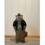 Takako Tokiwa Instagram - 金沢へ。 今年やるはずだった企画展。 珠洲で被災し、色々悩んだと思う。 一度は諦めだだろうし、たくさん考えたと思う。 それでも、今できることを、今できる形で、と、様々なご縁に導かれ決心し、行動にうつした友をお祝いしたく✨ 輝いていました。 人は…輝くんですよね。 好きなことをやっていると。 好きなことがやれるということは、本当に幸せなことなんだと…沁みました。 お目当て・田中有希さんのガラスの動物たちは、相変わらずのホッコリでニヤニヤがら止まらない（笑） 同じ時間に来られていた方々と垣根もなく、一つのテーブルでコラボ出店されているcafe coveさんのビターで大人なナッツの美味しいケーキや、大好きな二三味珈琲などをいただきながらワイワイお喋りできたことは珠洲っぽくて本当に楽しかった♫ 前日の撮影が順調に終わり昨日は突然休みになったので…朝起きて「行こう！」と、北陸新幹線に飛び乗った。 金沢駅の鉄パラダイスにやはり何枚も写真撮りつつ、これまた大好きな金沢駅の近くにある「本町ストラット」でお粥さんランチ。 いつもは朝伺うのでモーニングなんだけれど、初めてランチに来たので、玄米を選んでみた。 美味しいっ😭💦お豆さん入ってたぁぁぁ。 毎朝通いたいお店です💦💦💦 お腹も満たされて、企画展にお祝い花を持っていこう！とお店に伺ってみたかった「花のアトリエ　こすもす」さんへ。ブーケを作ってもらいながら色々お話ししている中で、北海道愛別町の話題が出たので、 「愛別町といえば、愛別のスーパースター慎太郎ママと舞茸が有名ですよね♫」と言ったら、ビックリされて、今日から慎太郎さんのお皿の展示会がすぐ近くで始まったので、行きませんか？と車で連れて行ってくださることに。 なんと、そこの生け込みをされているらしい！！ 唐津で作陶されている岡本修一さんの展示。 唐津かぁ、懐かしいなぁ✨ 大林宣彦監督作「花筐」の撮影で長くいたから思い出もたくさん。 「うちの親戚も少し出てたんですよ、あの映画に」と在廊されていた岡本さん。地元のエキストラさんとかかしら？と思っていたら「バイオリンか何かを弾いていたとか…」って！！WAO！！！！！ 私の旦那役じゃなーい！！！！ チェロを弾いていた岡本太陽くん！！！！ 太陽くんは、大林監督作品が大好きで、唐津で監督が撮影をするなら！とアメリカ在住にも関わらず帰国し、映画に出演してくださった世界で活躍する素敵なアーティストさん。 その、ご親戚の展示でした（笑） 世の中狭すぎる〜🤣💦 心もホカホカ楽しい気分だったので？帰りには前から気になっていた「たこめし」を。 シンプルだけど、充分✨ 金沢駅のあんと内で作っているそうなので、添加物なども一切なし。 美味しかったぁ💕 また金沢へ来る楽しみが増えたぁ😍✨ 能登の方言が書かれていた。 社長さんが能登方なのかしらん？？？ @funa_asobi #会期は明日まで @yu_ki.hanauta 猫氏の帽子は…アレ、です（笑） @cafe_cove.sachi #本町ストラット #玄米粥 @cosmos.flower_atelier #能登瓦で作ったハート🖤 #ありがとうございました！！ @shuichi_86 #素敵な器たち #ありがとうございました！！ #12日まで