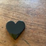 Takako Tokiwa Instagram - 金沢へ。 今年やるはずだった企画展。 珠洲で被災し、色々悩んだと思う。 一度は諦めだだろうし、たくさん考えたと思う。 それでも、今できることを、今できる形で、と、様々なご縁に導かれ決心し、行動にうつした友をお祝いしたく✨ 輝いていました。 人は…輝くんですよね。 好きなことをやっていると。 好きなことがやれるということは、本当に幸せなことなんだと…沁みました。 お目当て・田中有希さんのガラスの動物たちは、相変わらずのホッコリでニヤニヤがら止まらない（笑） 同じ時間に来られていた方々と垣根もなく、一つのテーブルでコラボ出店されているcafe coveさんのビターで大人なナッツの美味しいケーキや、大好きな二三味珈琲などをいただきながらワイワイお喋りできたことは珠洲っぽくて本当に楽しかった♫ 前日の撮影が順調に終わり昨日は突然休みになったので…朝起きて「行こう！」と、北陸新幹線に飛び乗った。 金沢駅の鉄パラダイスにやはり何枚も写真撮りつつ、これまた大好きな金沢駅の近くにある「本町ストラット」でお粥さんランチ。 いつもは朝伺うのでモーニングなんだけれど、初めてランチに来たので、玄米を選んでみた。 美味しいっ😭💦お豆さん入ってたぁぁぁ。 毎朝通いたいお店です💦💦💦 お腹も満たされて、企画展にお祝い花を持っていこう！とお店に伺ってみたかった「花のアトリエ　こすもす」さんへ。ブーケを作ってもらいながら色々お話ししている中で、北海道愛別町の話題が出たので、 「愛別町といえば、愛別のスーパースター慎太郎ママと舞茸が有名ですよね♫」と言ったら、ビックリされて、今日から慎太郎さんのお皿の展示会がすぐ近くで始まったので、行きませんか？と車で連れて行ってくださることに。 なんと、そこの生け込みをされているらしい！！ 唐津で作陶されている岡本修一さんの展示。 唐津かぁ、懐かしいなぁ✨ 大林宣彦監督作「花筐」の撮影で長くいたから思い出もたくさん。 「うちの親戚も少し出てたんですよ、あの映画に」と在廊されていた岡本さん。地元のエキストラさんとかかしら？と思っていたら「バイオリンか何かを弾いていたとか…」って！！WAO！！！！！ 私の旦那役じゃなーい！！！！ チェロを弾いていた岡本太陽くん！！！！ 太陽くんは、大林監督作品が大好きで、唐津で監督が撮影をするなら！とアメリカ在住にも関わらず帰国し、映画に出演してくださった世界で活躍する素敵なアーティストさん。 その、ご親戚の展示でした（笑） 世の中狭すぎる〜🤣💦 心もホカホカ楽しい気分だったので？帰りには前から気になっていた「たこめし」を。 シンプルだけど、充分✨ 金沢駅のあんと内で作っているそうなので、添加物なども一切なし。 美味しかったぁ💕 また金沢へ来る楽しみが増えたぁ😍✨ 能登の方言が書かれていた。 社長さんが能登方なのかしらん？？？ @funa_asobi #会期は明日まで @yu_ki.hanauta 猫氏の帽子は…アレ、です（笑） @cafe_cove.sachi #本町ストラット #玄米粥 @cosmos.flower_atelier #能登瓦で作ったハート🖤 #ありがとうございました！！ @shuichi_86 #素敵な器たち #ありがとうございました！！ #12日まで