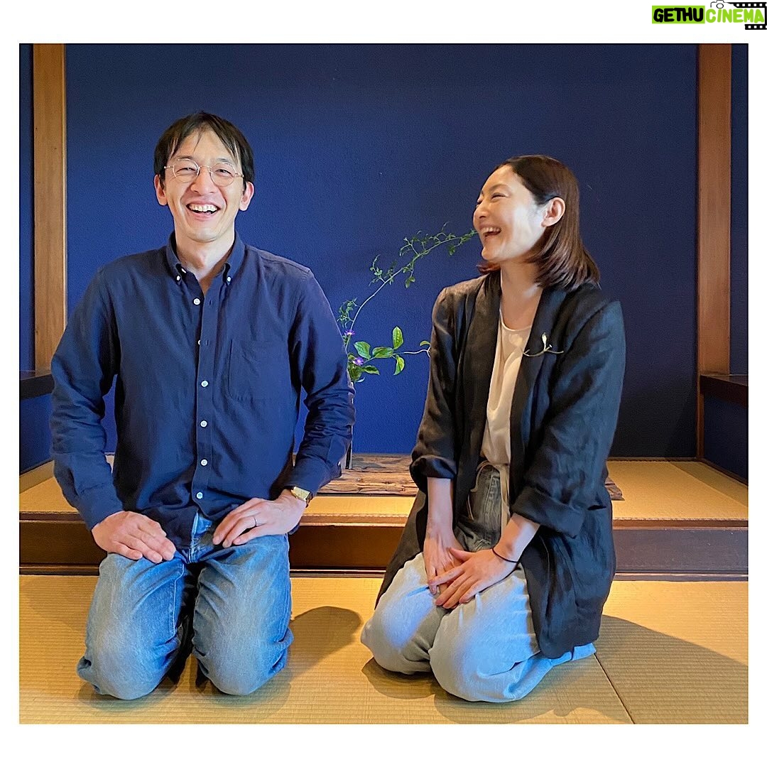 Takako Tokiwa Instagram - 金沢へ。 今年やるはずだった企画展。 珠洲で被災し、色々悩んだと思う。 一度は諦めだだろうし、たくさん考えたと思う。 それでも、今できることを、今できる形で、と、様々なご縁に導かれ決心し、行動にうつした友をお祝いしたく✨ 輝いていました。 人は…輝くんですよね。 好きなことをやっていると。 好きなことがやれるということは、本当に幸せなことなんだと…沁みました。 お目当て・田中有希さんのガラスの動物たちは、相変わらずのホッコリでニヤニヤがら止まらない(笑) 同じ時間に来られていた方々と垣根もなく、一つのテーブルでコラボ出店されているcafe coveさんのビターで大人なナッツの美味しいケーキや、大好きな二三味珈琲などをいただきながらワイワイお喋りできたことは珠洲っぽくて本当に楽しかった♫ 前日の撮影が順調に終わり昨日は突然休みになったので…朝起きて「行こう!」と、北陸新幹線に飛び乗った。 金沢駅の鉄パラダイスにやはり何枚も写真撮りつつ、これまた大好きな金沢駅の近くにある「本町ストラット」でお粥さんランチ。 いつもは朝伺うのでモーニングなんだけれど、初めてランチに来たので、玄米を選んでみた。 美味しいっ😭💦お豆さん入ってたぁぁぁ。 毎朝通いたいお店です💦💦💦 お腹も満たされて、企画展にお祝い花を持っていこう!とお店に伺ってみたかった「花のアトリエ こすもす」さんへ。ブーケを作ってもらいながら色々お話ししている中で、北海道愛別町の話題が出たので、 「愛別町といえば、愛別のスーパースター慎太郎ママと舞茸が有名ですよね♫」と言ったら、ビックリされて、今日から慎太郎さんのお皿の展示会がすぐ近くで始まったので、行きませんか?と車で連れて行ってくださることに。 なんと、そこの生け込みをされているらしい!! 唐津で作陶されている岡本修一さんの展示。 唐津かぁ、懐かしいなぁ✨ 大林宣彦監督作「花筐」の撮影で長くいたから思い出もたくさん。 「うちの親戚も少し出てたんですよ、あの映画に」と在廊されていた岡本さん。地元のエキストラさんとかかしら?と思っていたら「バイオリンか何かを弾いていたとか…」って!!WAO!!!!! 私の旦那役じゃなーい!!!! チェロを弾いていた岡本太陽くん!!!! 太陽くんは、大林監督作品が大好きで、唐津で監督が撮影をするなら!とアメリカ在住にも関わらず帰国し、映画に出演してくださった世界で活躍する素敵なアーティストさん。 その、ご親戚の展示でした(笑) 世の中狭すぎる〜🤣💦 心もホカホカ楽しい気分だったので?帰りには前から気になっていた「たこめし」を。 シンプルだけど、充分✨ 金沢駅のあんと内で作っているそうなので、添加物なども一切なし。 美味しかったぁ💕 また金沢へ来る楽しみが増えたぁ😍✨ 能登の方言が書かれていた。 社長さんが能登方なのかしらん??? @funa_asobi #会期は明日まで @yu_ki.hanauta 猫氏の帽子は…アレ、です(笑) @cafe_cove.sachi #本町ストラット #玄米粥 @cosmos.flower_atelier #能登瓦で作ったハート🖤 #ありがとうございました!! @shuichi_86 #素敵な器たち #ありがとうございました!! #12日まで