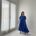Takako Tokiwa Instagram - 昨日の撮影 自然光の光がやさしくきれい 私服の青が映える。 初夏。 ことしは梅雨…あるかしら。 ヘアメイクの赤松さんはいつも、ひびのこづえさんデザインのSuzu タオルで珠洲を応援してくれている。 昨日は2人でSUZU タオル♫ 珠洲で、ひびのこづえさんのダンス公演を観にいったときに、一緒に買ったSUZUタオル。 このタオルは令和6年1月1日に発生した「令和6年能登半島地震」を受け、経費を除いた利益の全額を被災地に寄付されます。また一部は、ひびのこづえさんのダンスパフォーマンスの資金としても使われます。
